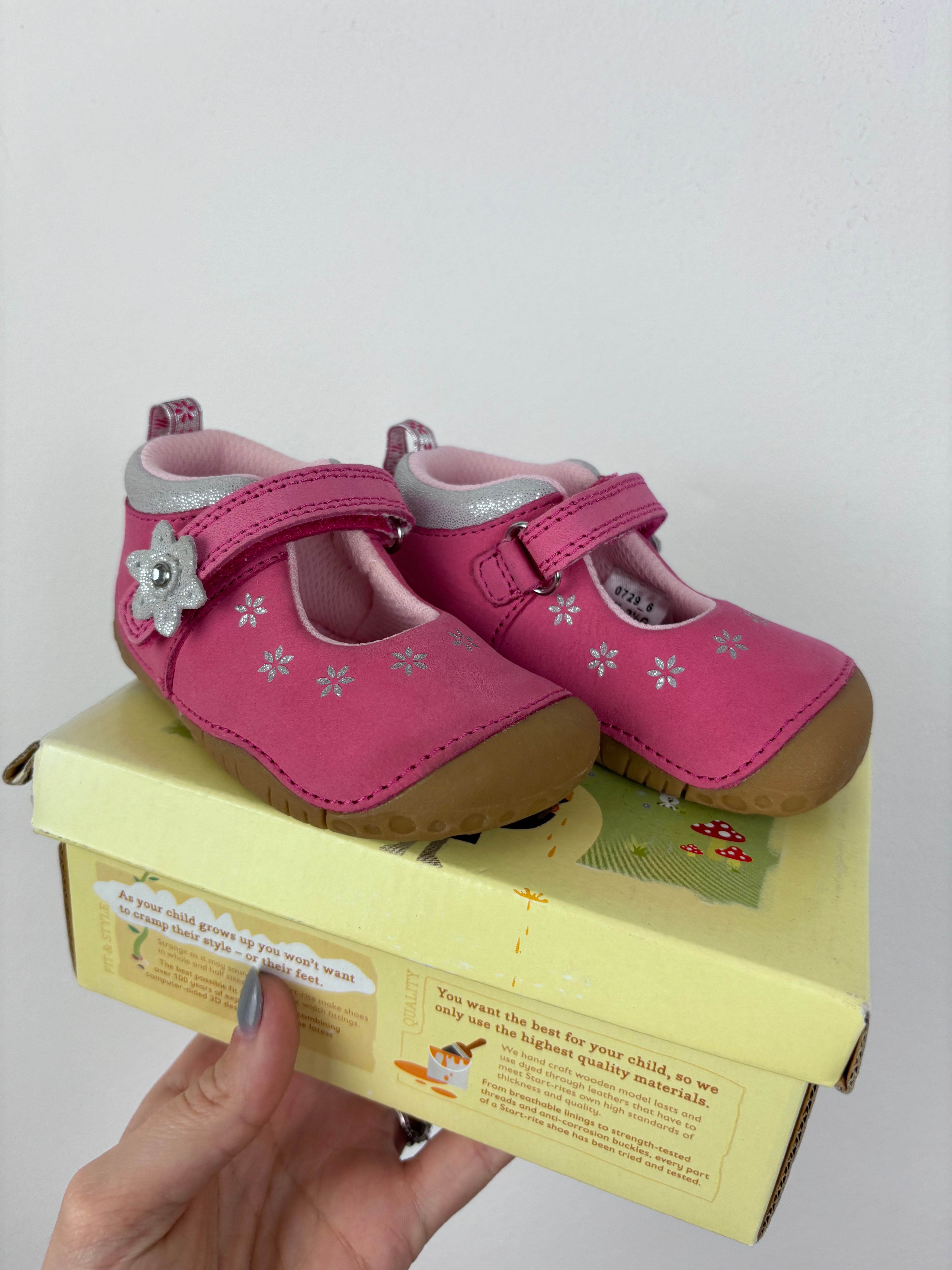 Second hand fashion baby shoes